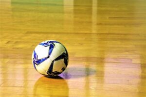 体育館の床に置かれたハンドボールのボール
